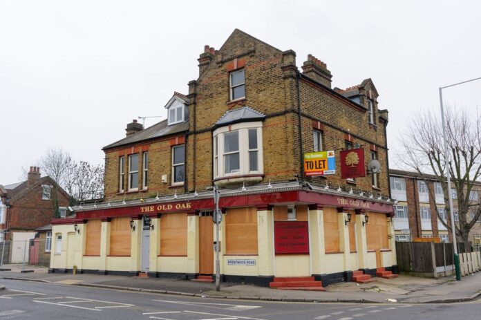 Closed British pub with “To Let” sign outside as closures hit UK pub industry